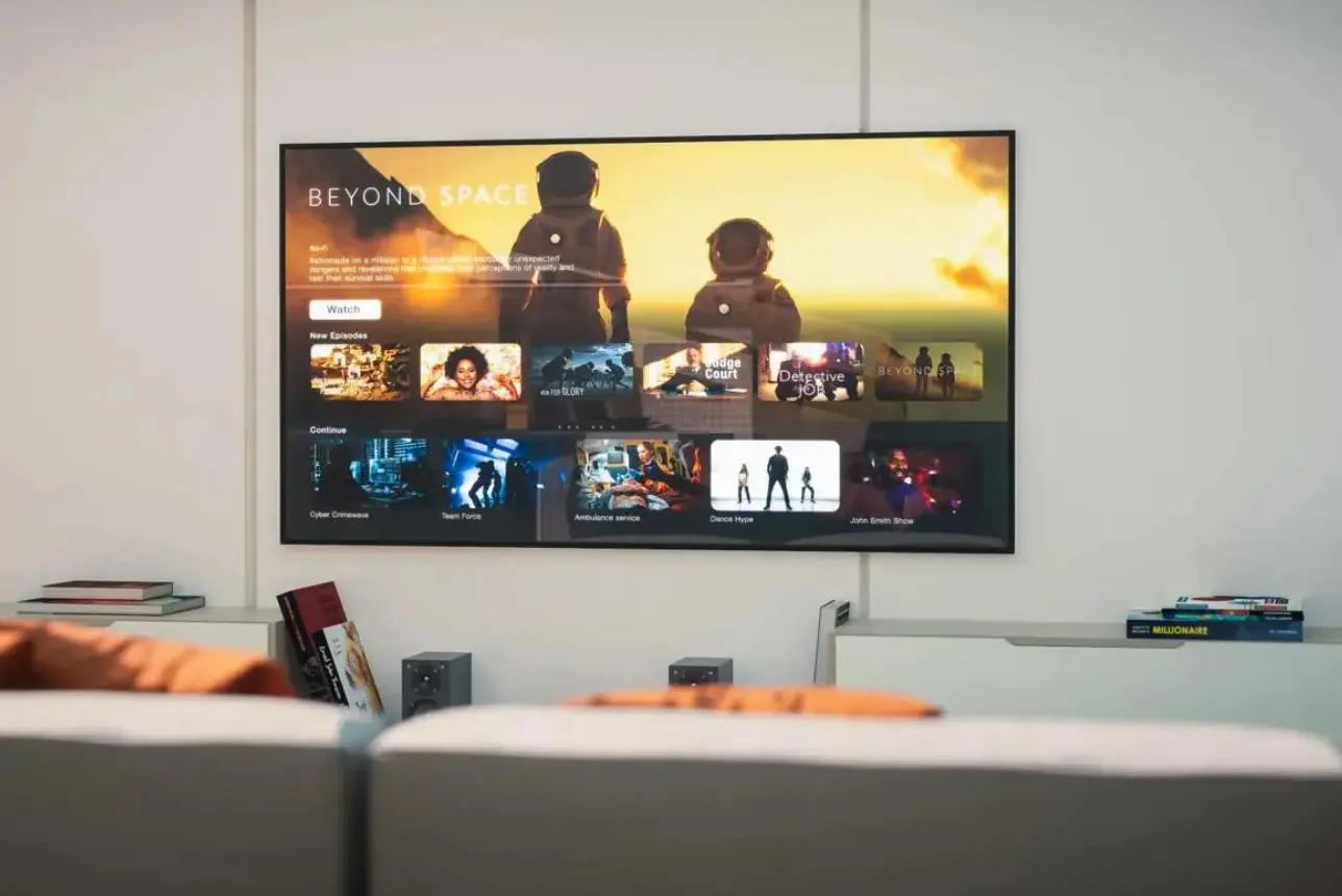 IPTV Filme und Serien auf Smart TV mit moderner Benutzeroberfläche im Wohnzimmer